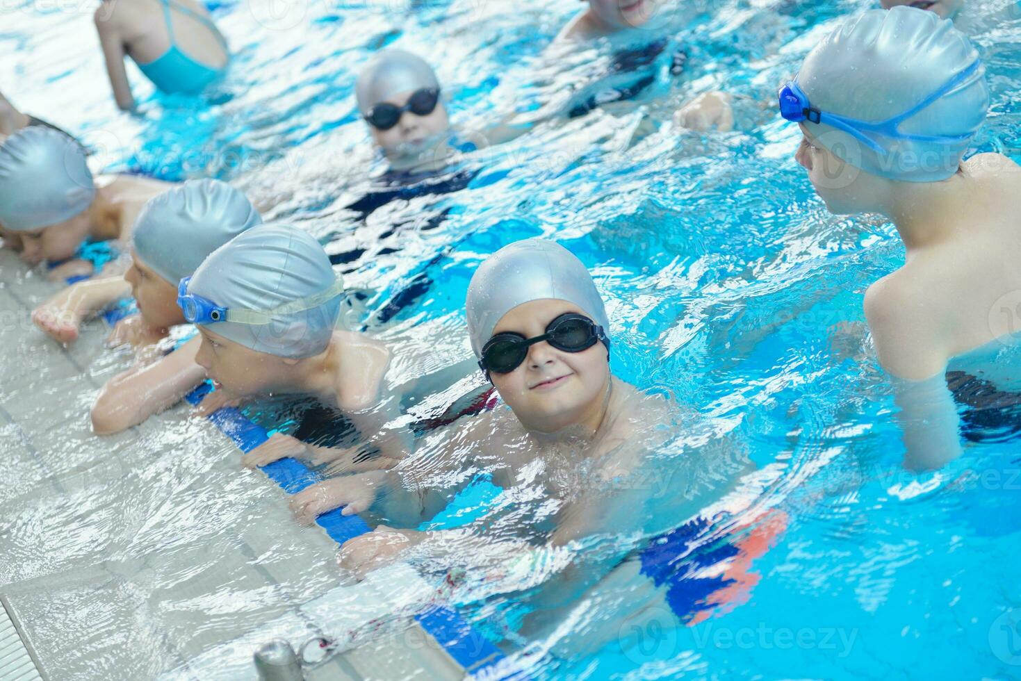 grupo de niños en la piscina foto