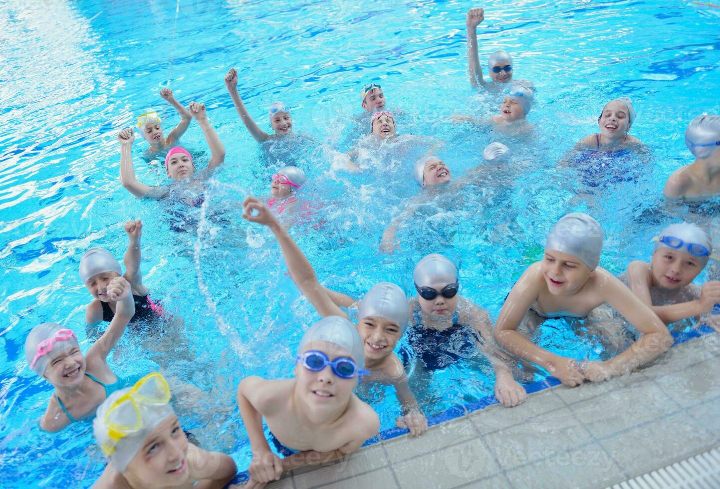 grupo de niños en la piscina foto