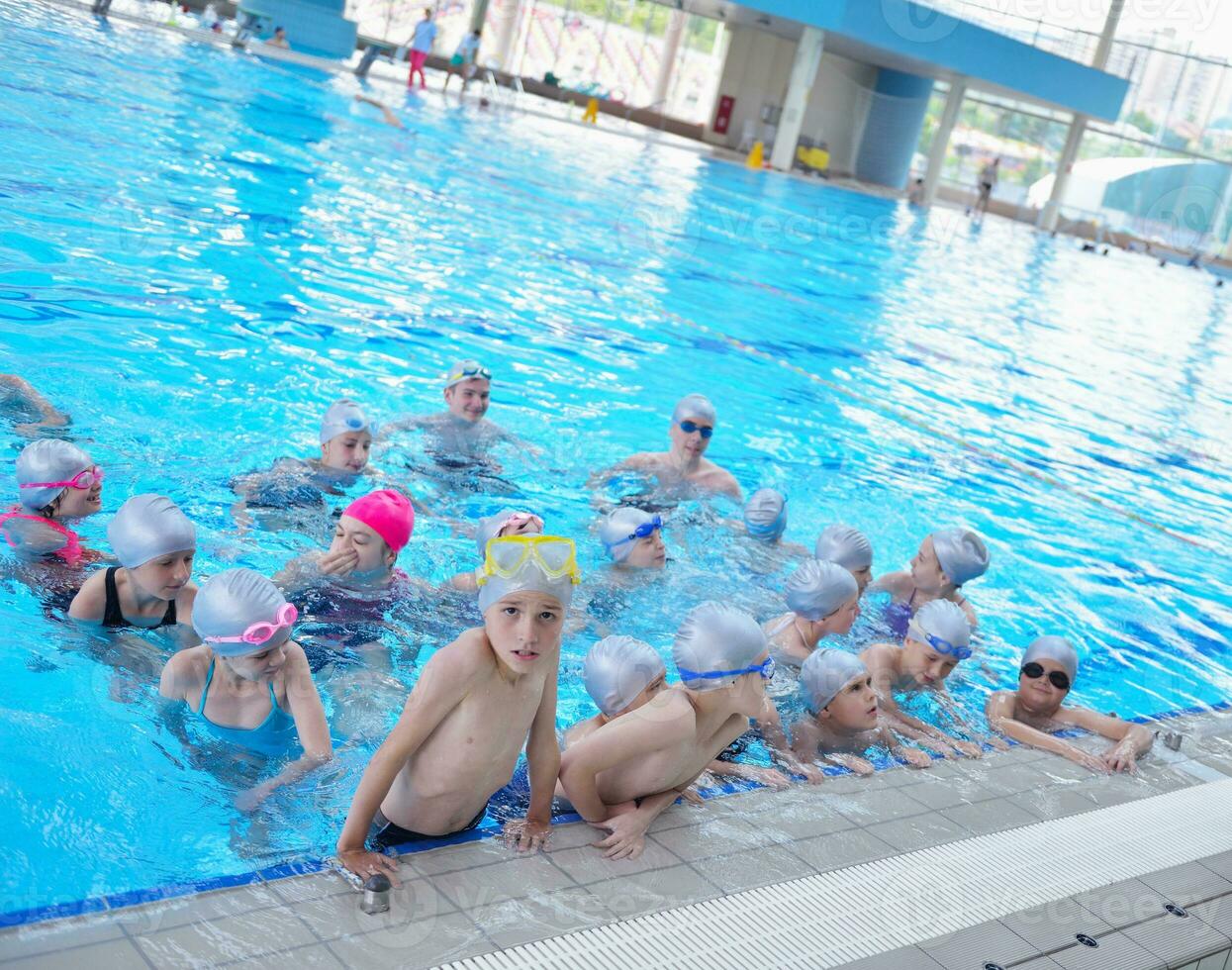 grupo de niños en la piscina foto