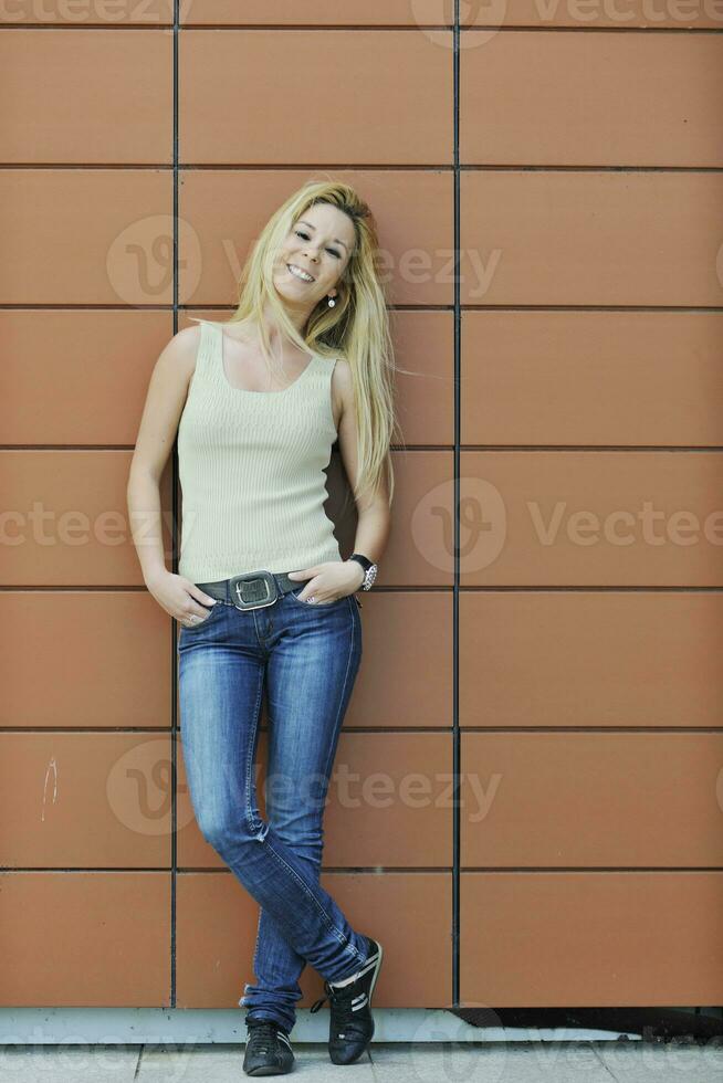 mujer al aire libre con ropa de moda casual foto