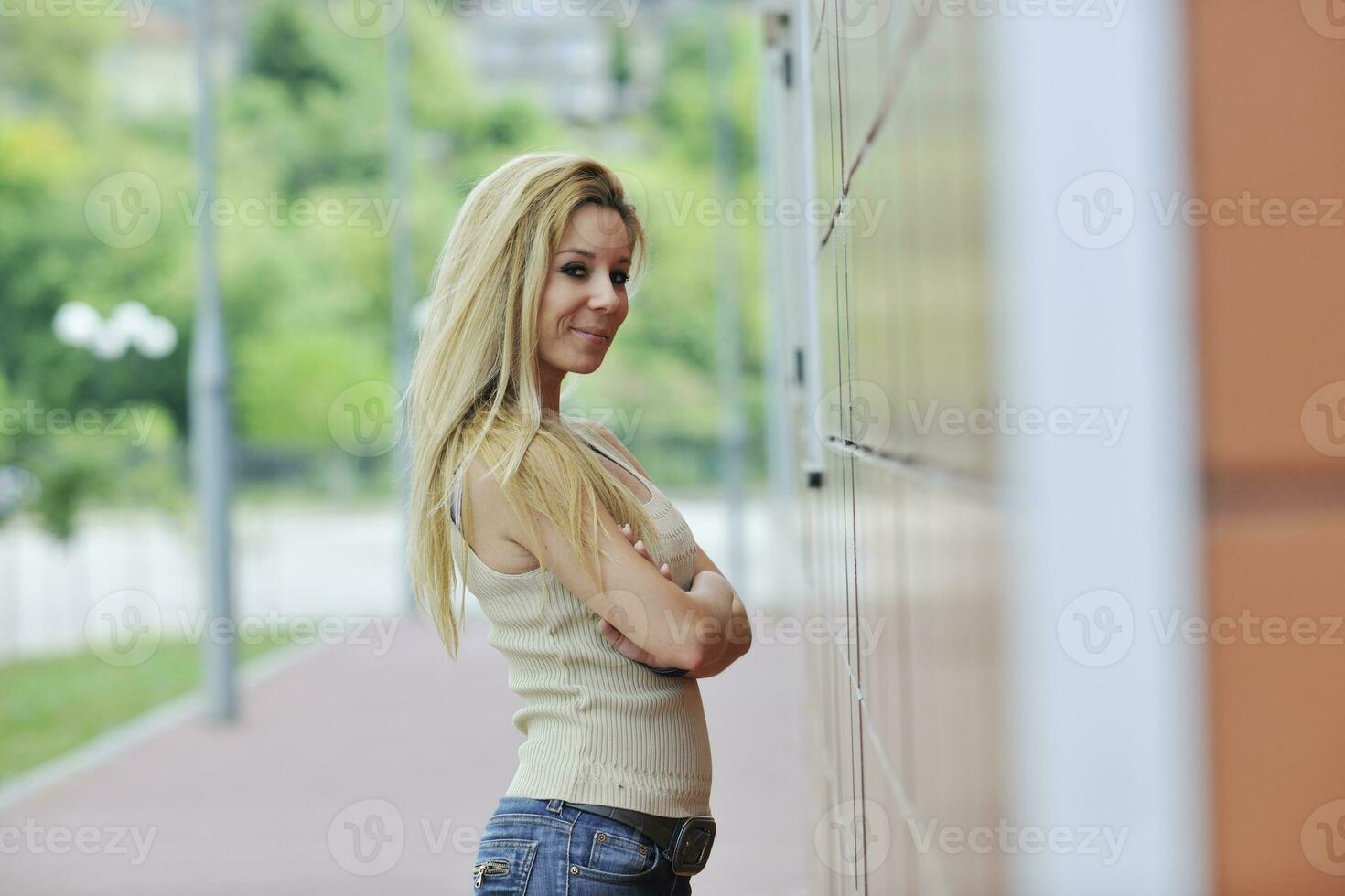 mujer al aire libre con ropa de moda casual foto