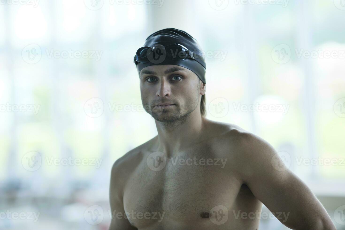 nadador joven listo para empezar foto