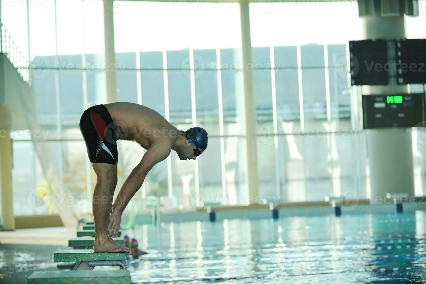 joven nadador al comienzo de la natación foto