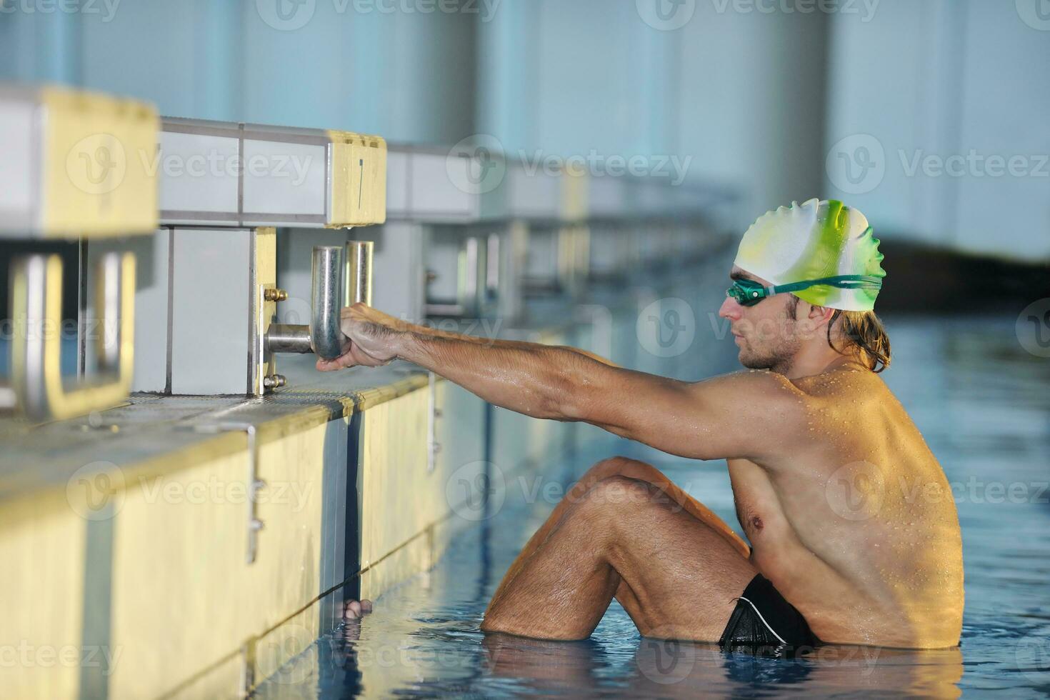 joven nadador al comienzo de la natación foto