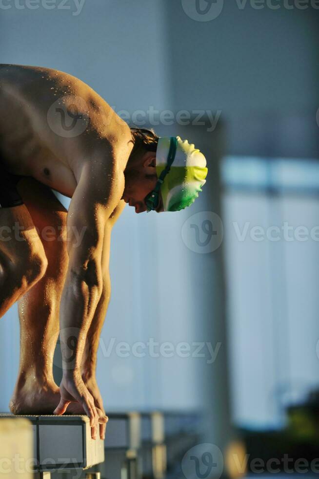 joven nadador al comienzo de la natación foto