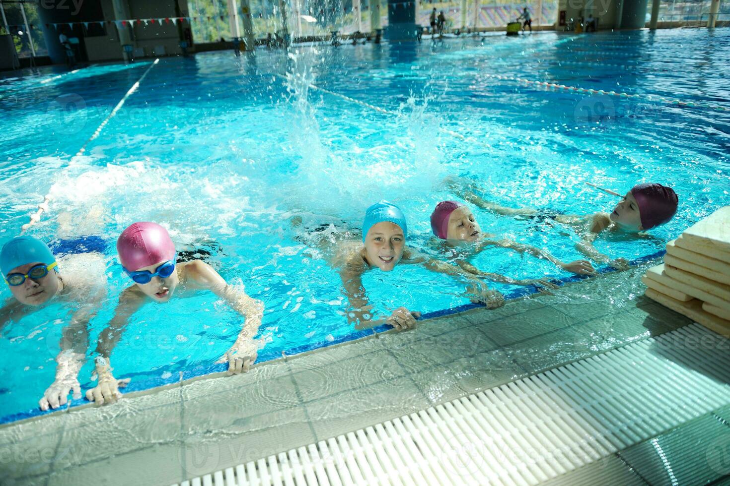 niños felices en la piscina foto