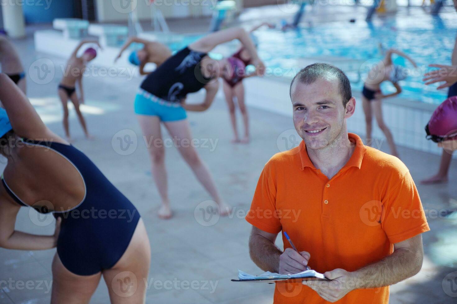 grupo de niños felices en la piscina foto