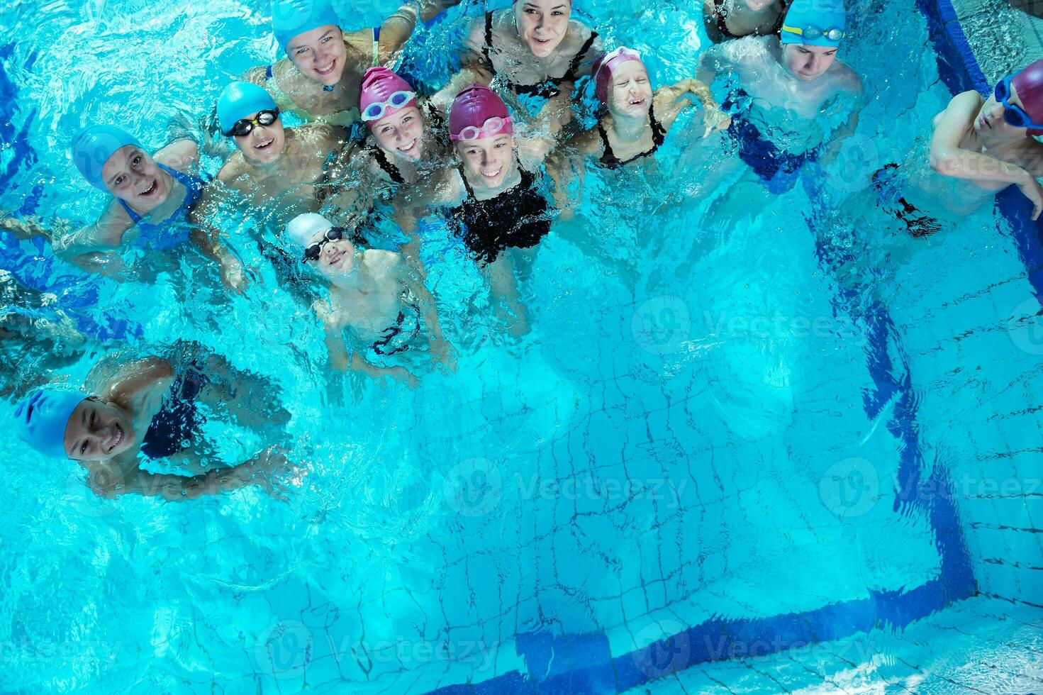 niños felices en la piscina foto