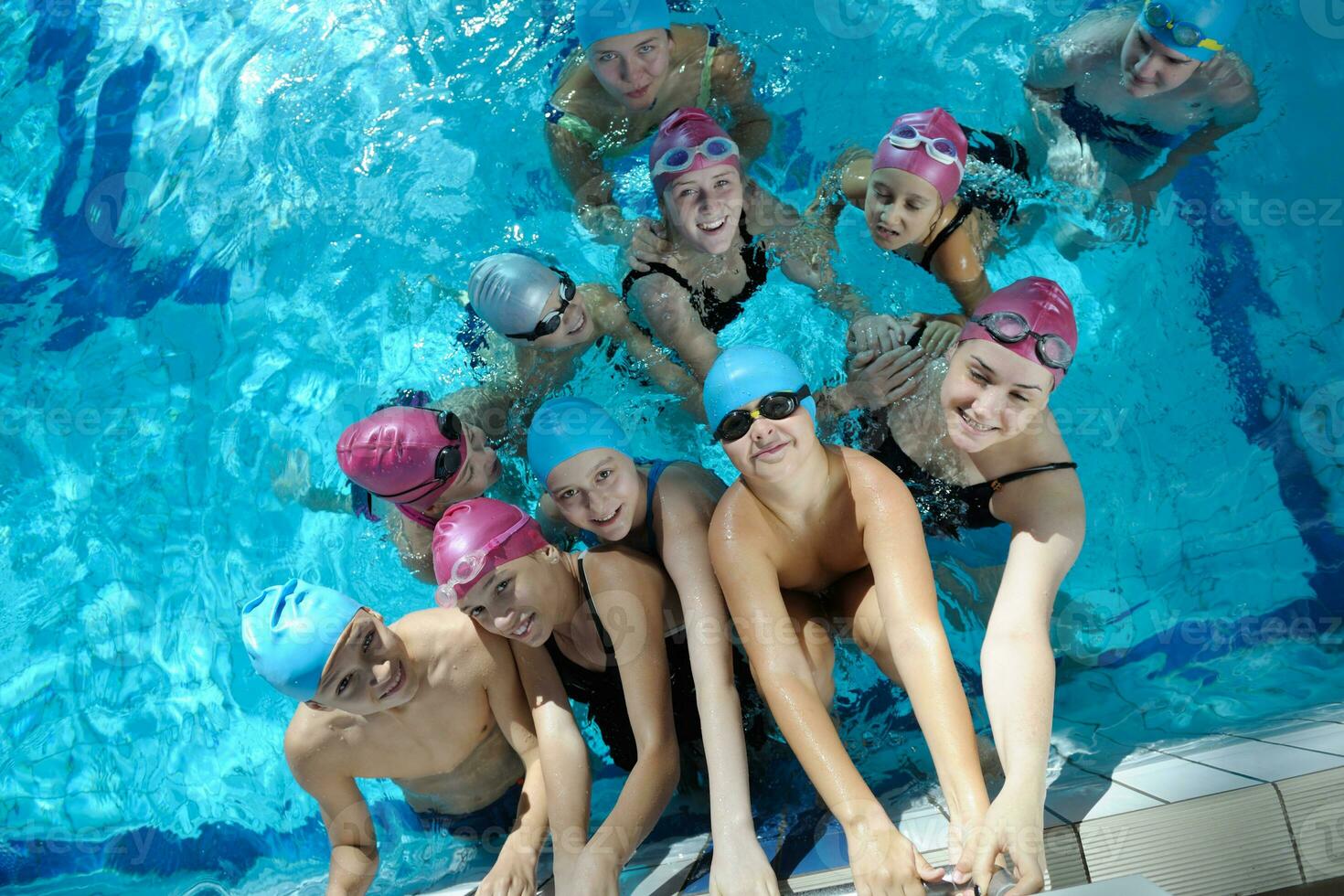 grupo de niños felices en la piscina foto