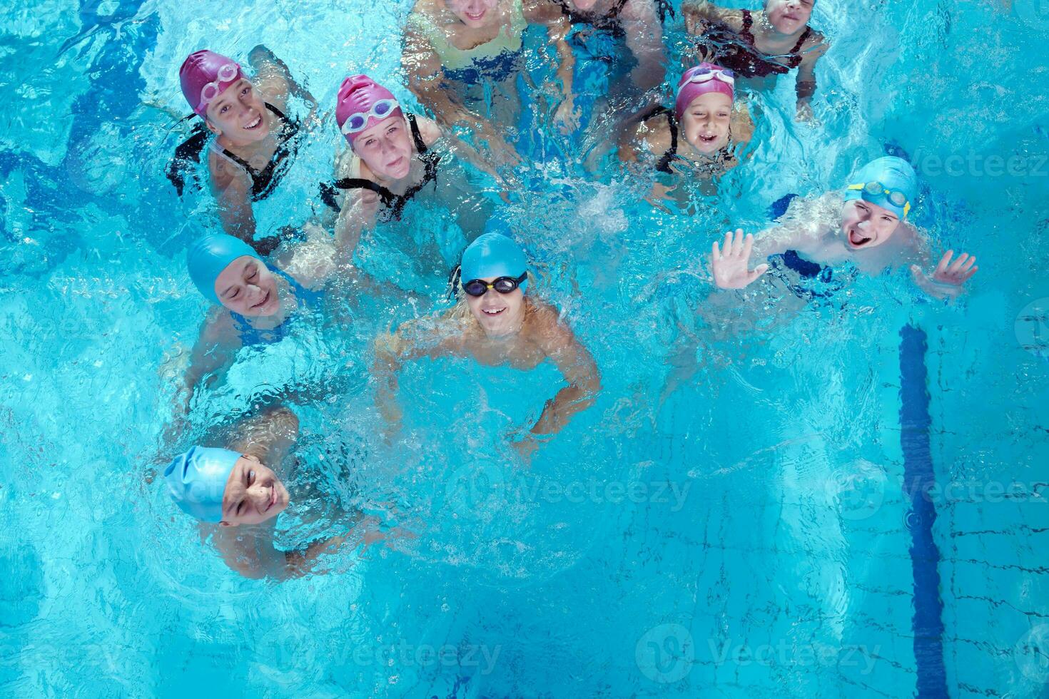 grupo de niños felices en la piscina foto