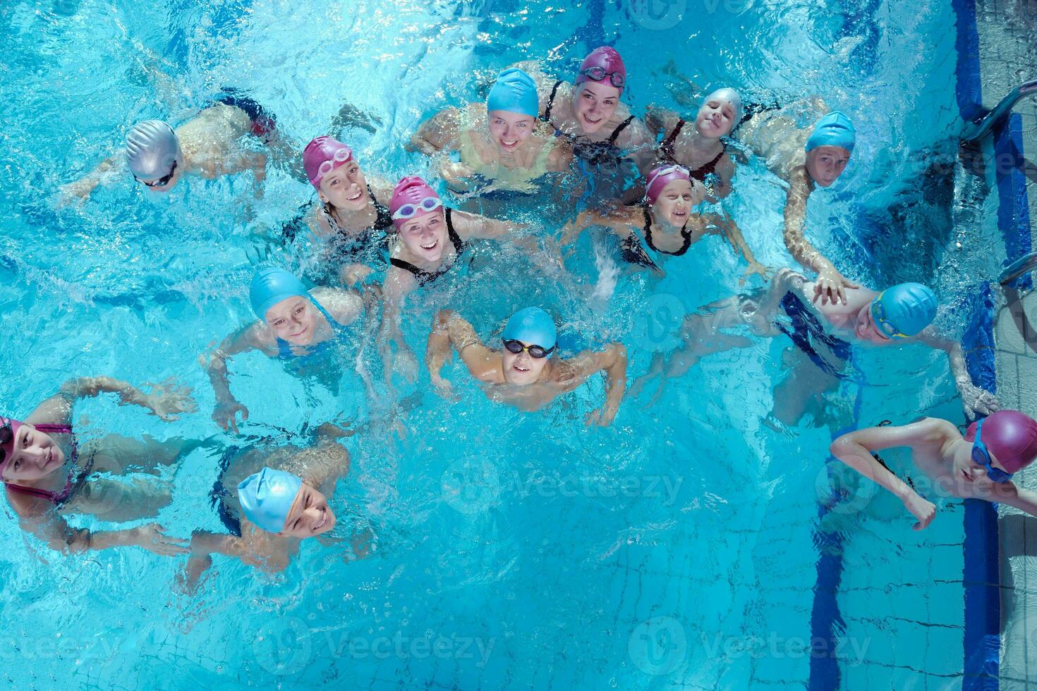 grupo de niños felices en la piscina foto