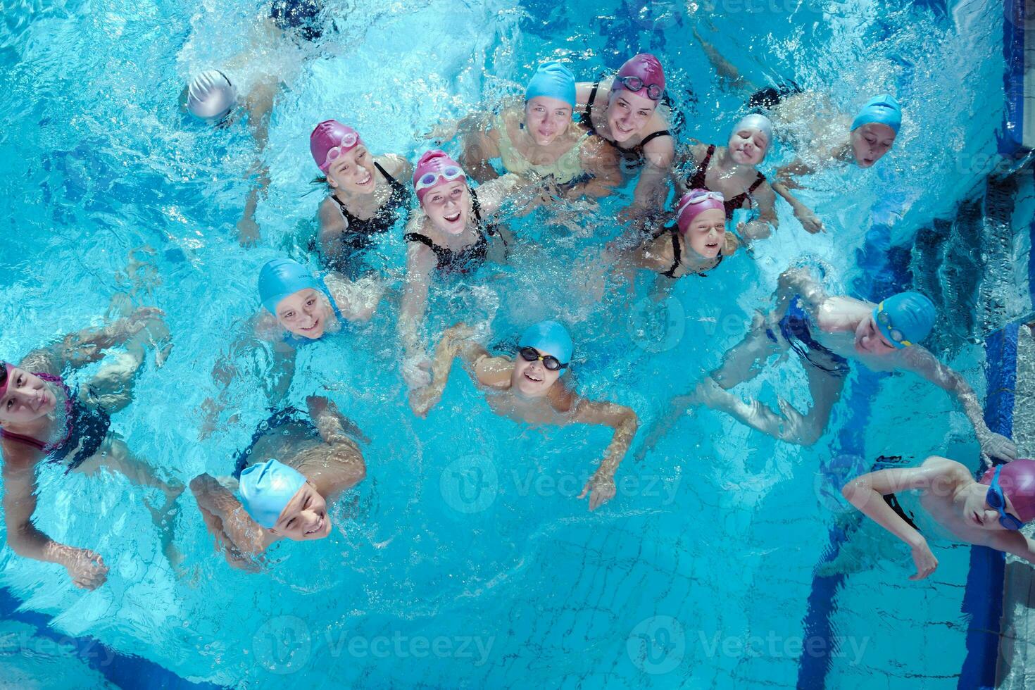 grupo de niños felices en la piscina foto