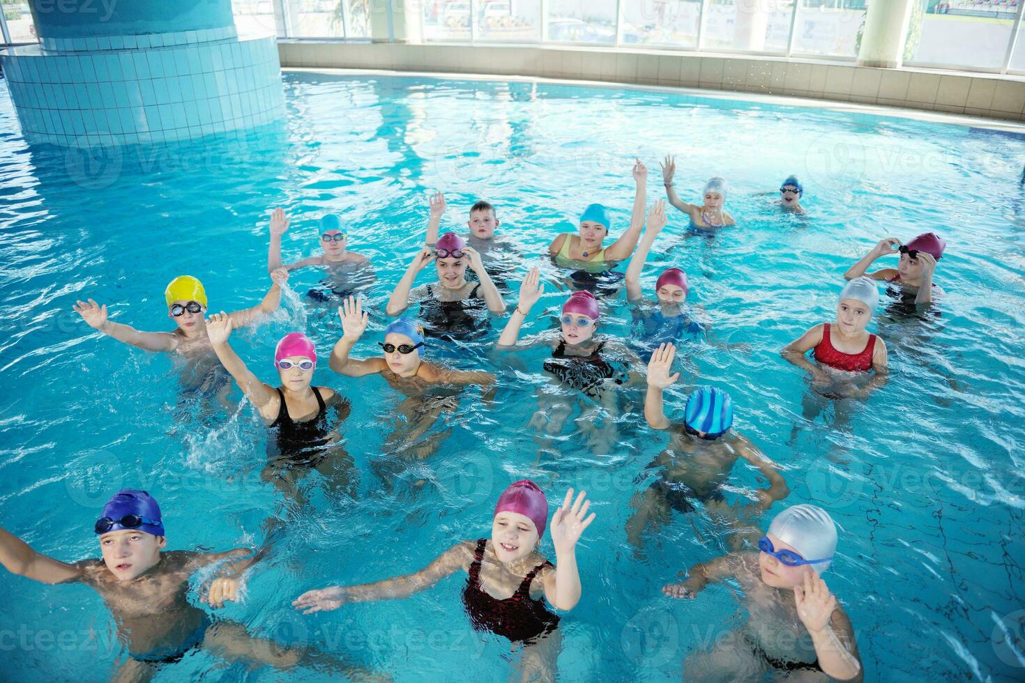 grupo de niños felices en la piscina foto