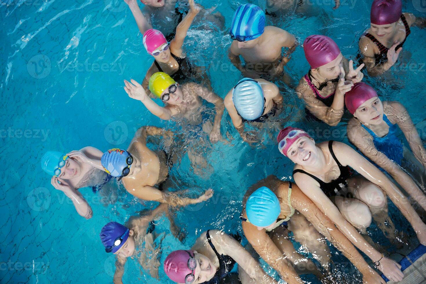 grupo de niños felices en la piscina foto