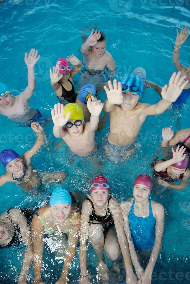 grupo de niños felices en la piscina foto