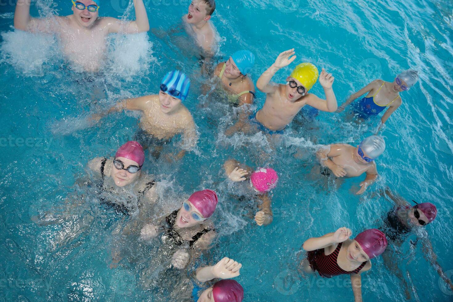 grupo de niños felices en la piscina foto