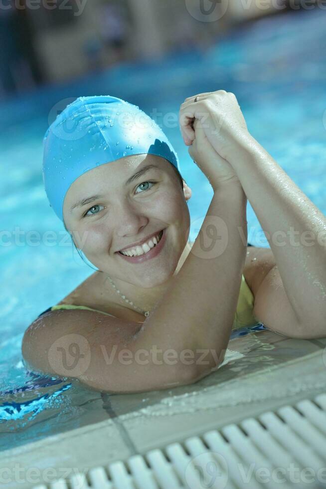 niño feliz en la piscina foto