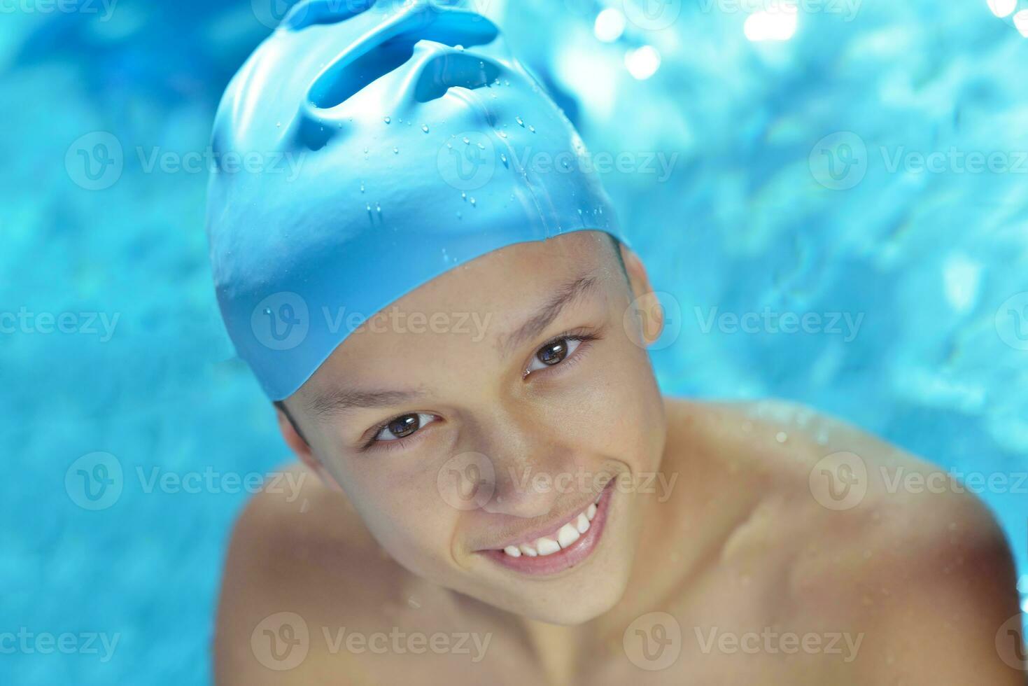 niño feliz en la piscina foto