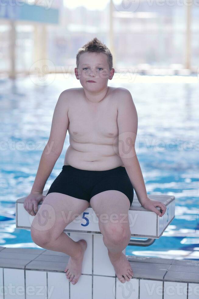 grupo de niños felices en la piscina foto