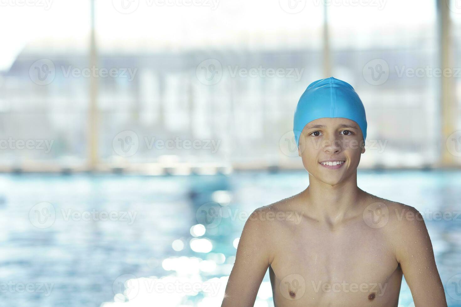 niño feliz en la piscina foto