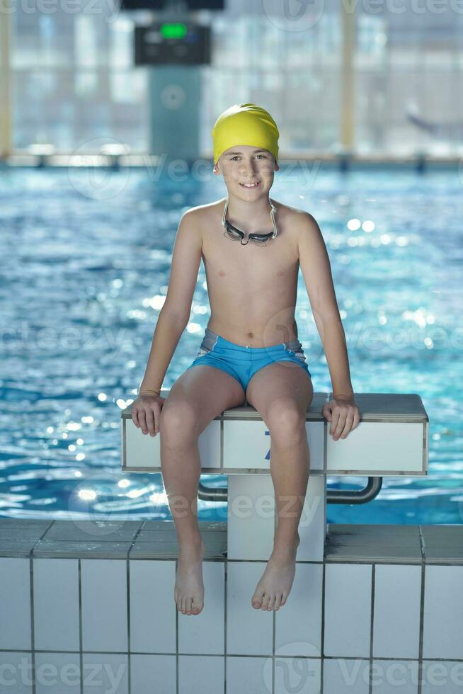 niño feliz en la piscina foto