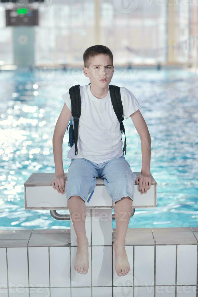 niño feliz en la piscina foto