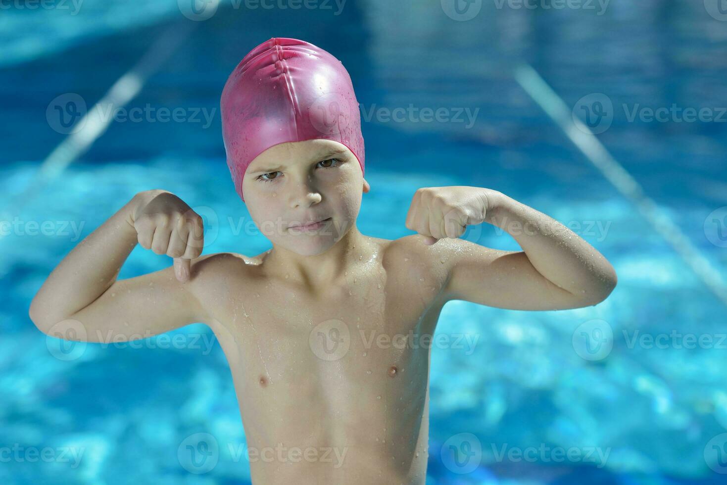 niño feliz en la piscina foto