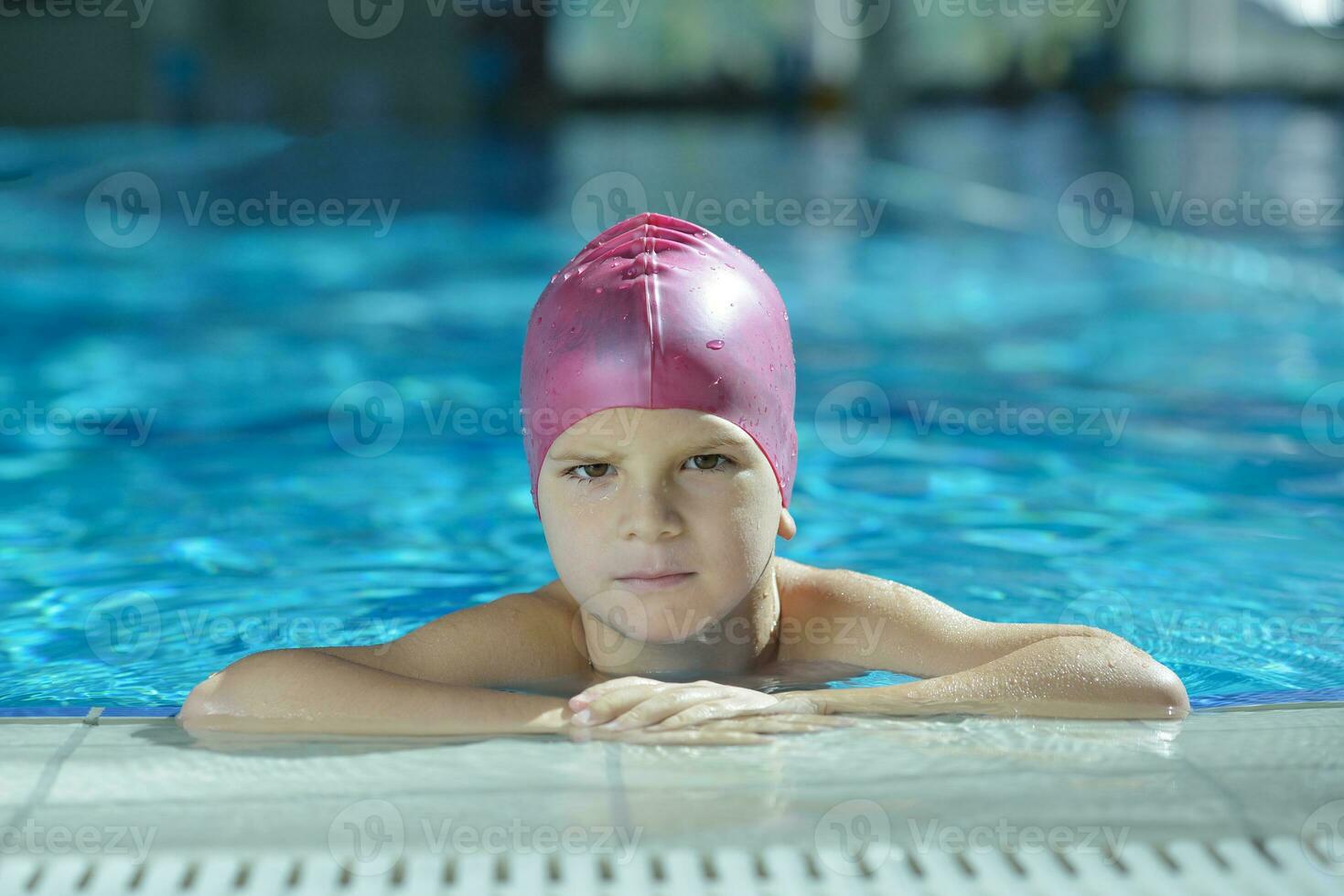 niño feliz en la piscina foto