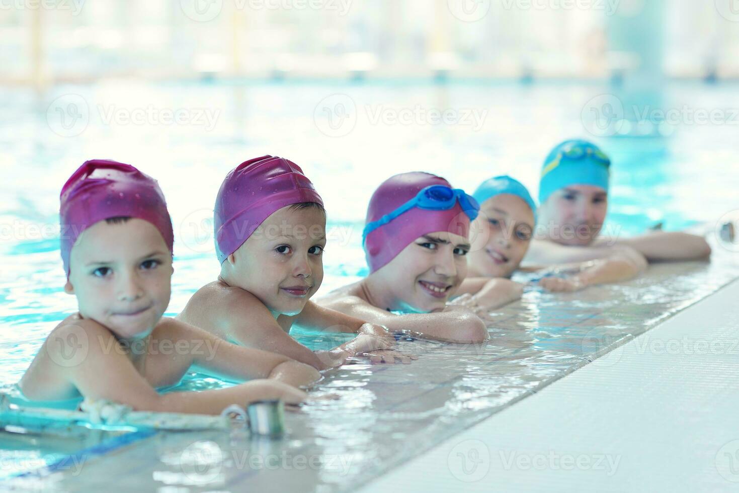 grupo de niños felices en la piscina foto