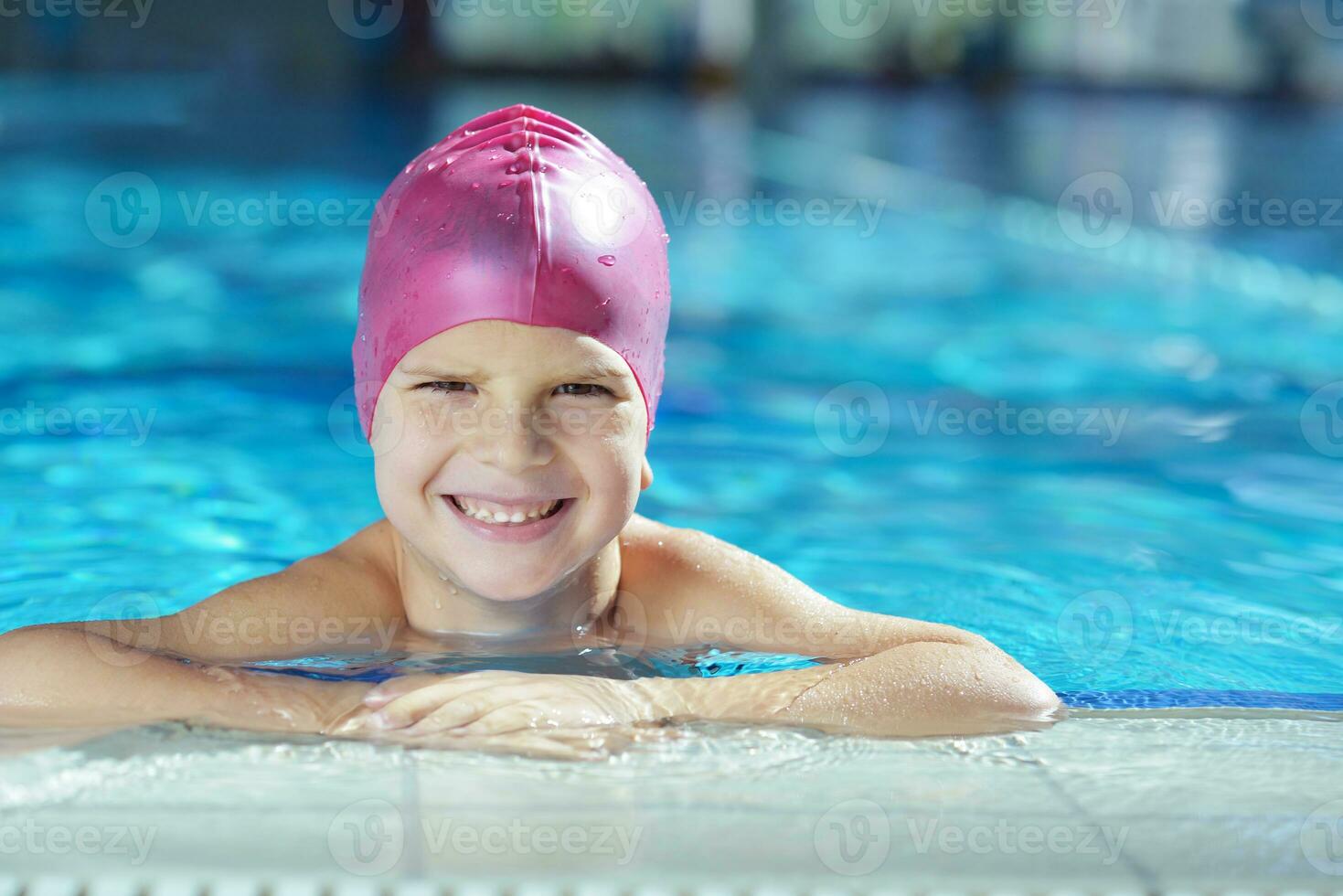 niño feliz en la piscina foto