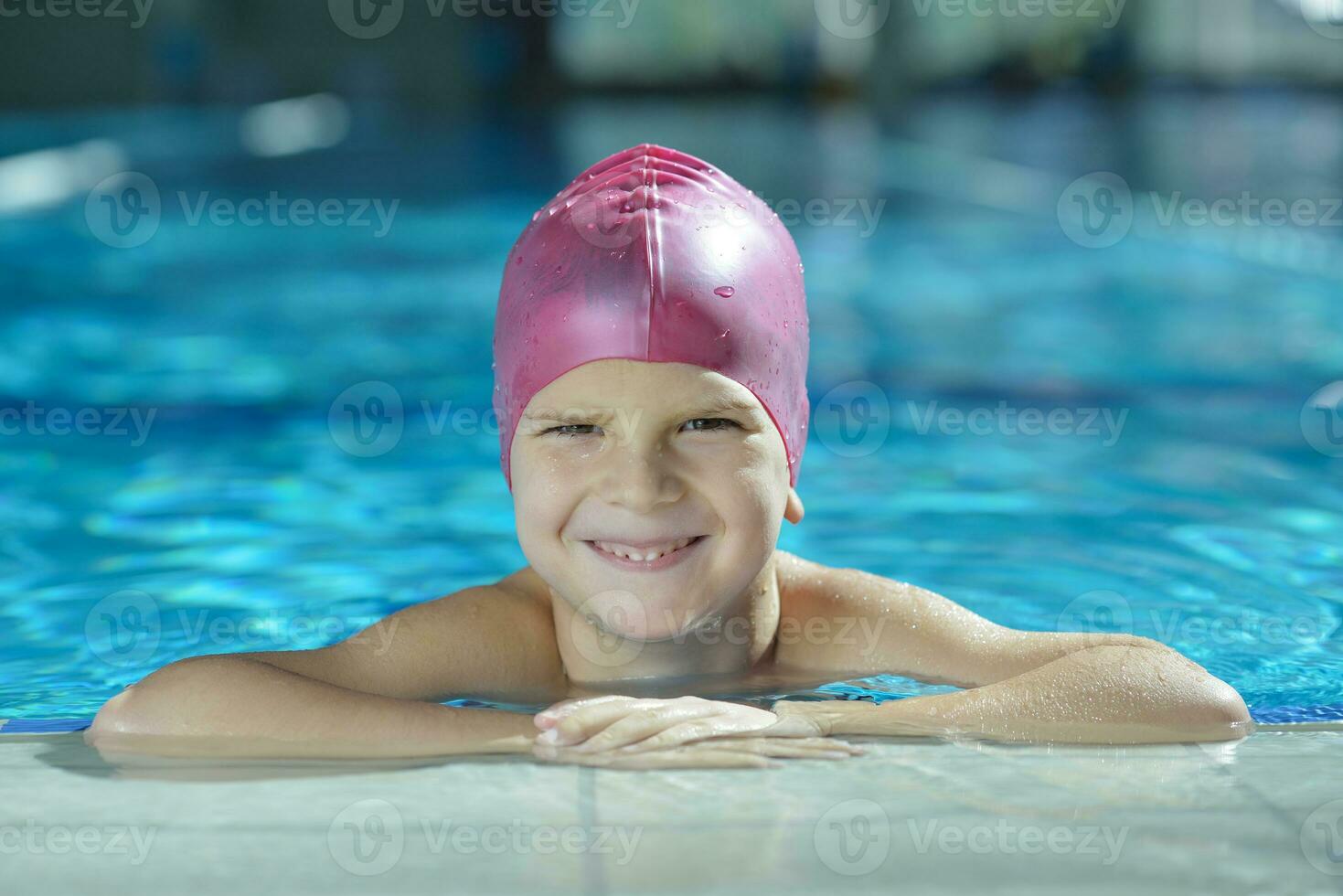 niño feliz en la piscina foto