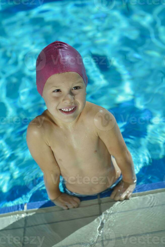 niño feliz en la piscina foto
