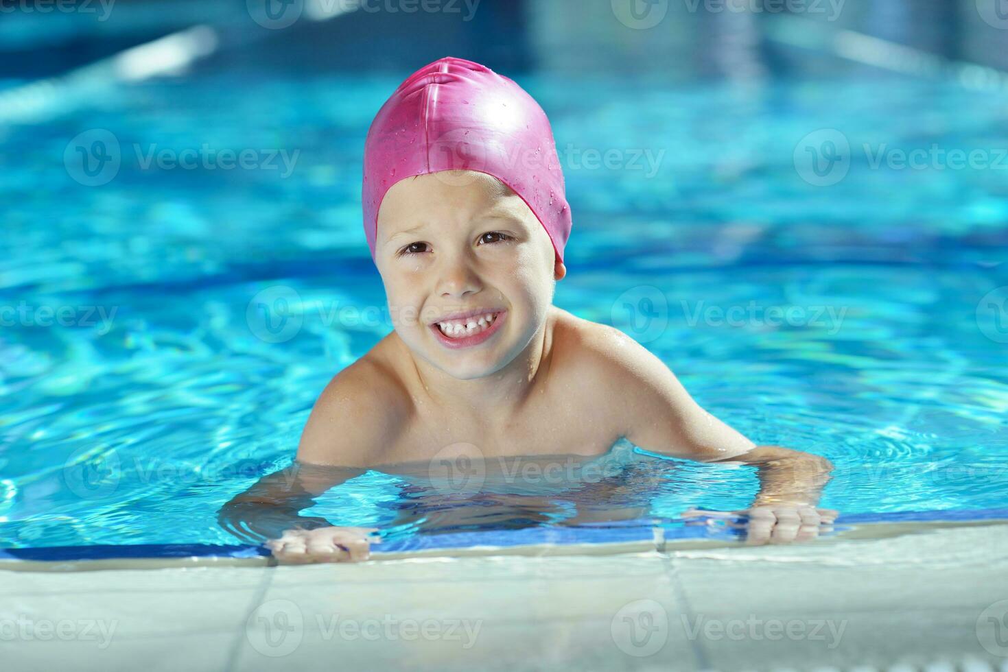 niño feliz en la piscina foto