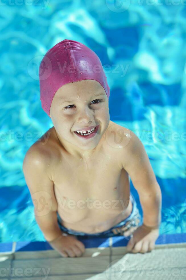 niño feliz en la piscina foto