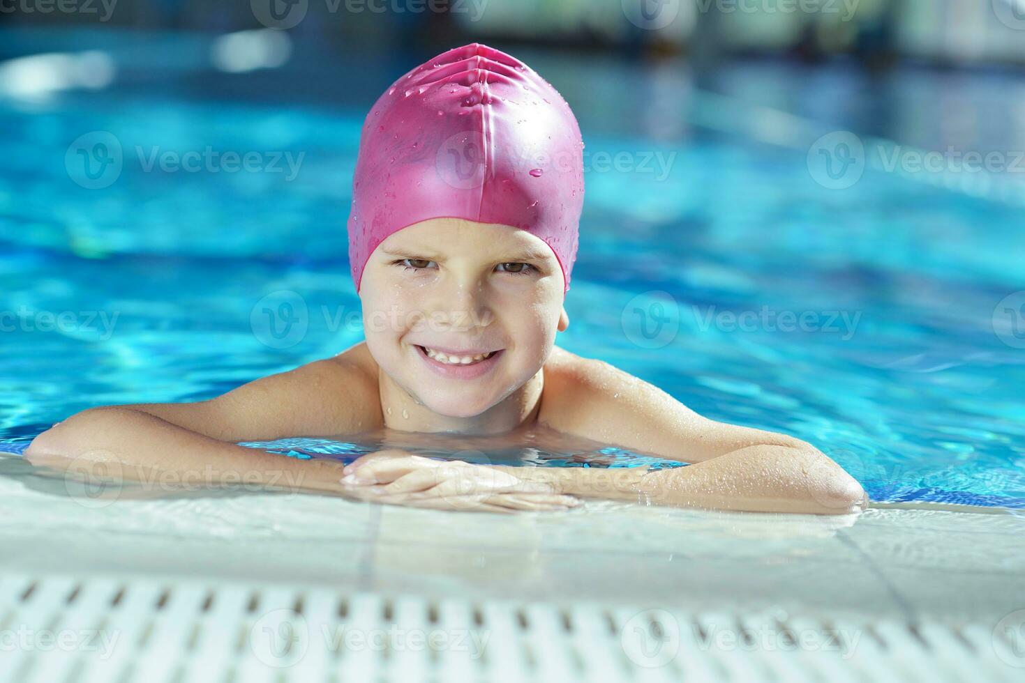 niño feliz en la piscina foto