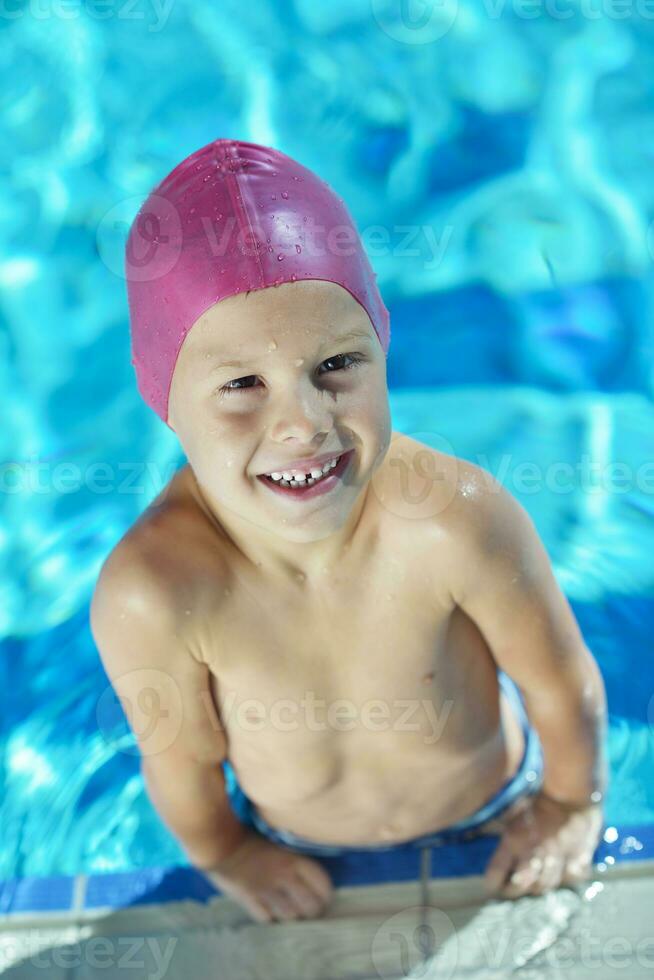 niño feliz en la piscina foto