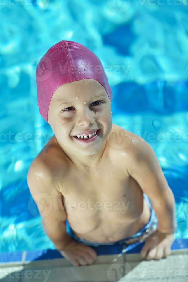 niño feliz en la piscina foto