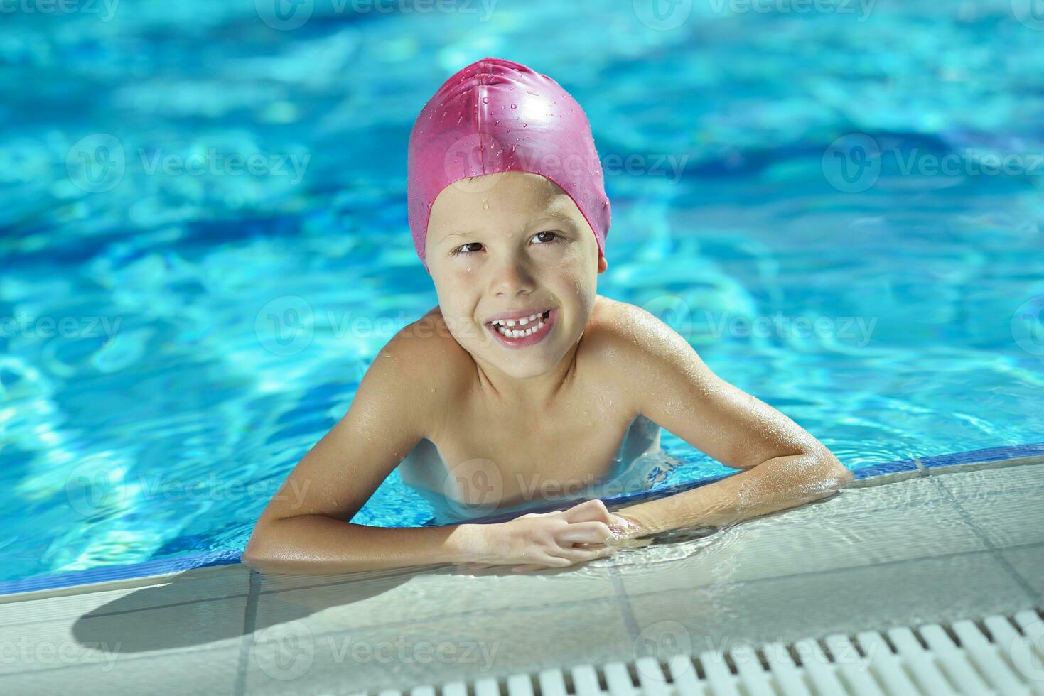 niño feliz en la piscina foto