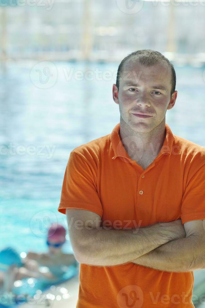 contento niño grupo a nadando piscina foto