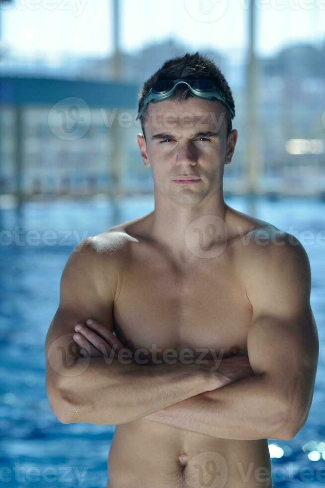 niño feliz en la piscina foto