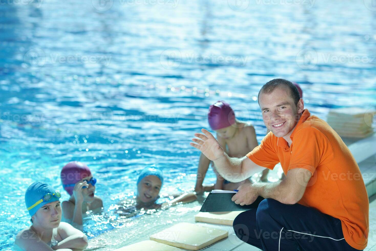 grupo de niños felices en la piscina foto