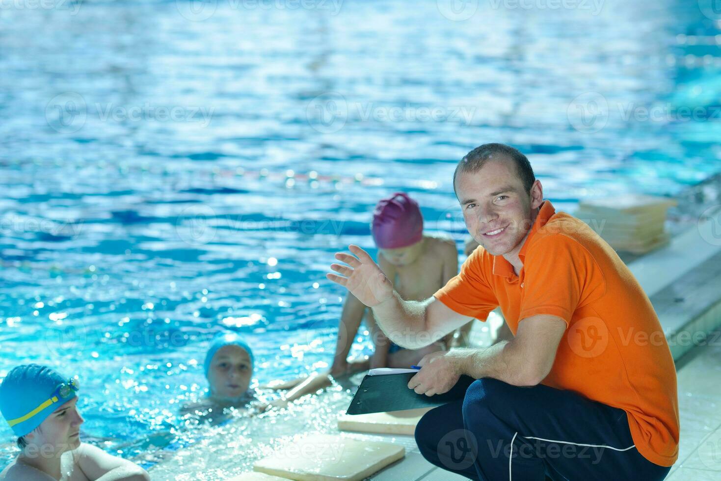 grupo de niños felices en la piscina foto