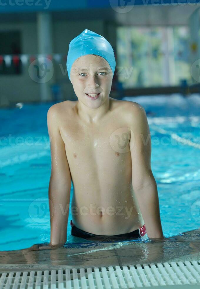 niño feliz en la piscina foto