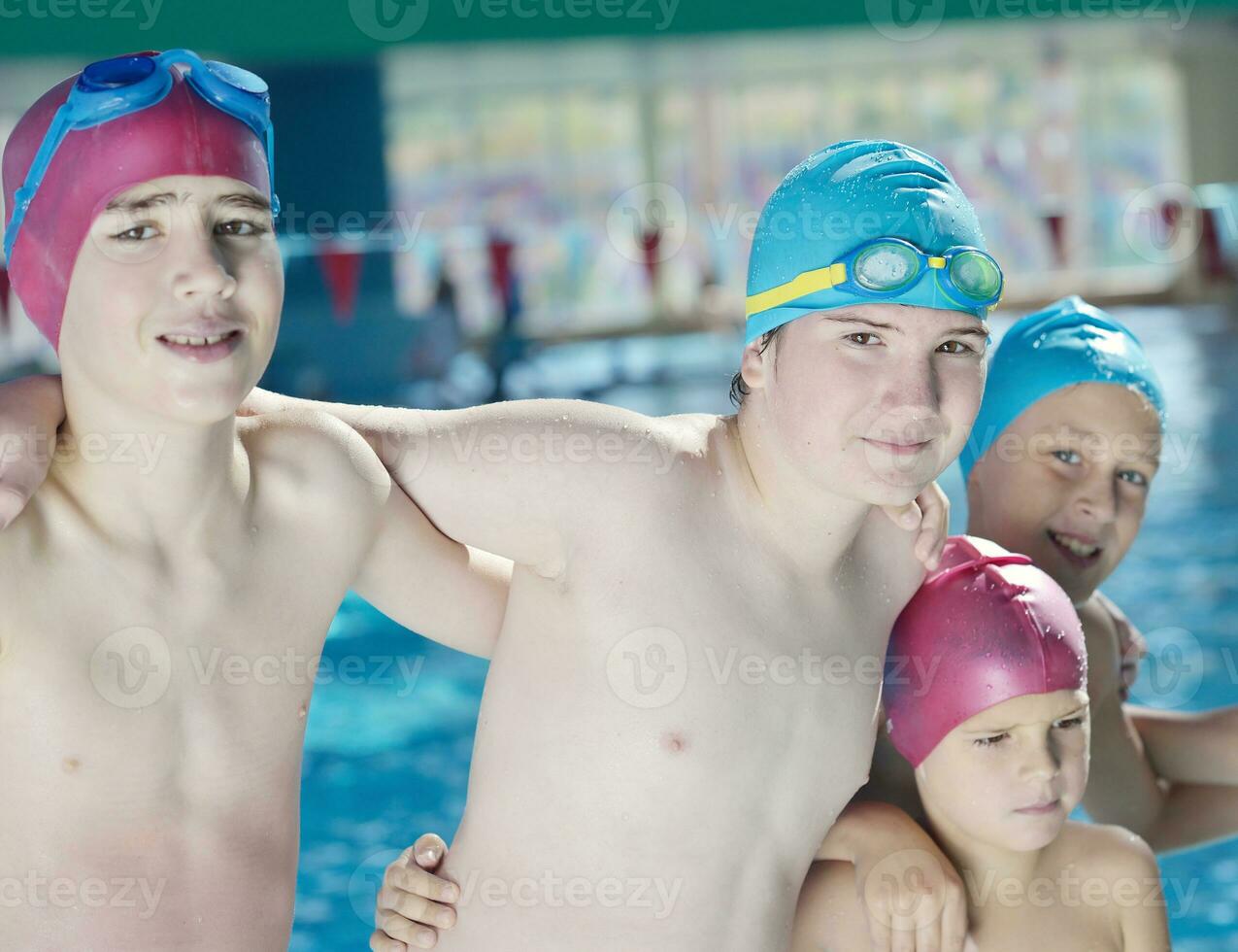 grupo de niños felices en la piscina foto