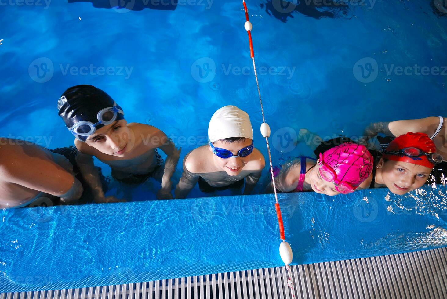 .niños en serie en piscina foto