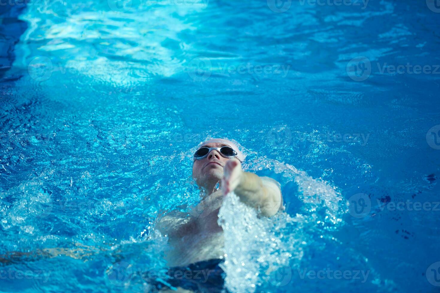 ejercicio de nadador en piscina cubierta foto