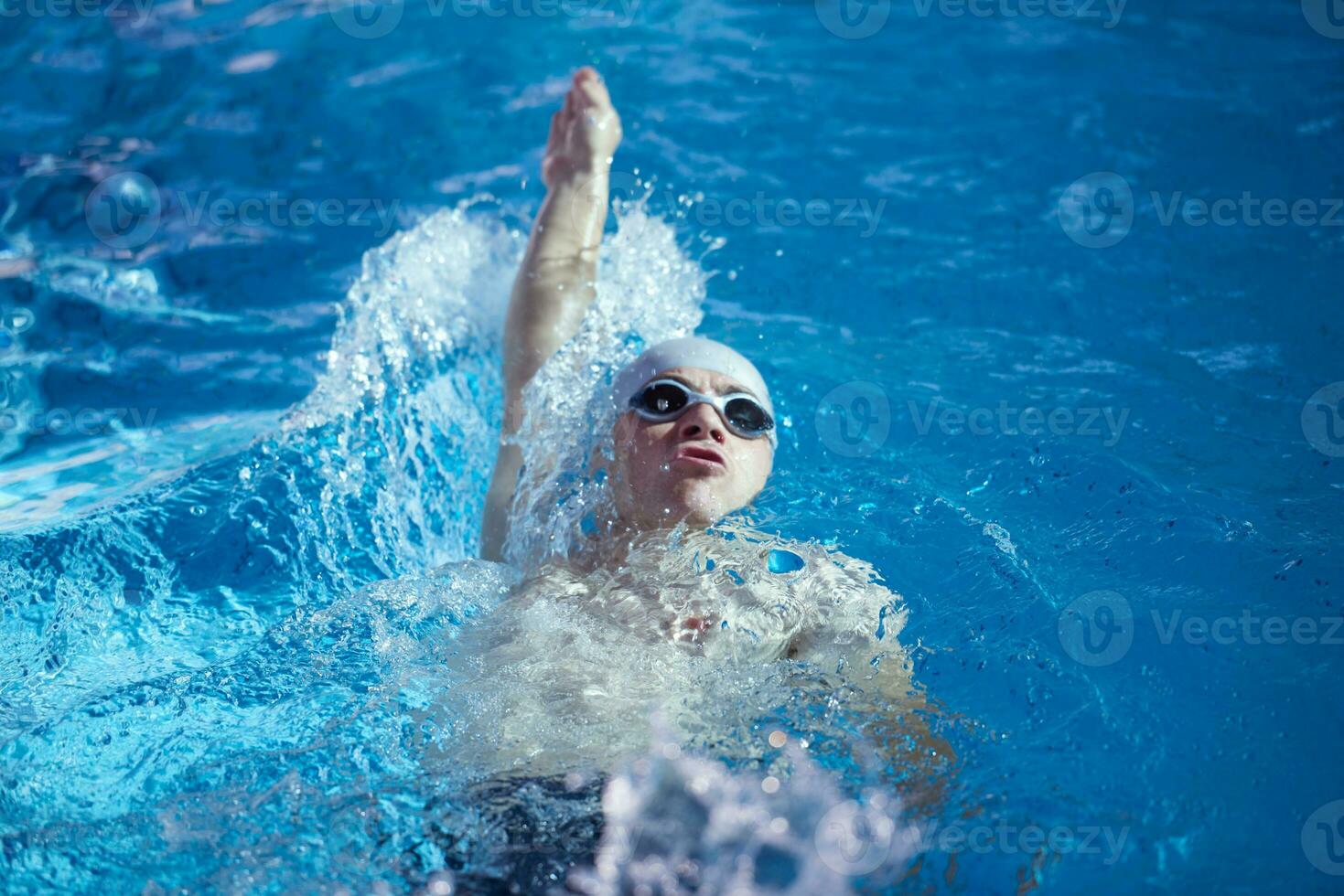 ejercicio de nadador en piscina cubierta foto