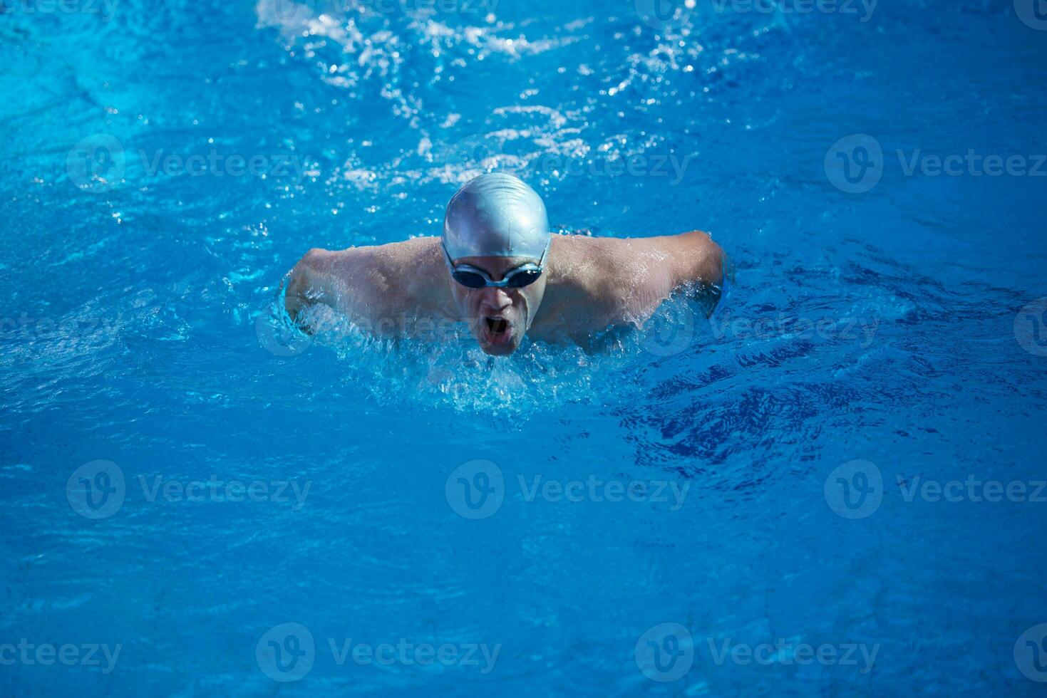 ejercicio de nadador en piscina cubierta foto