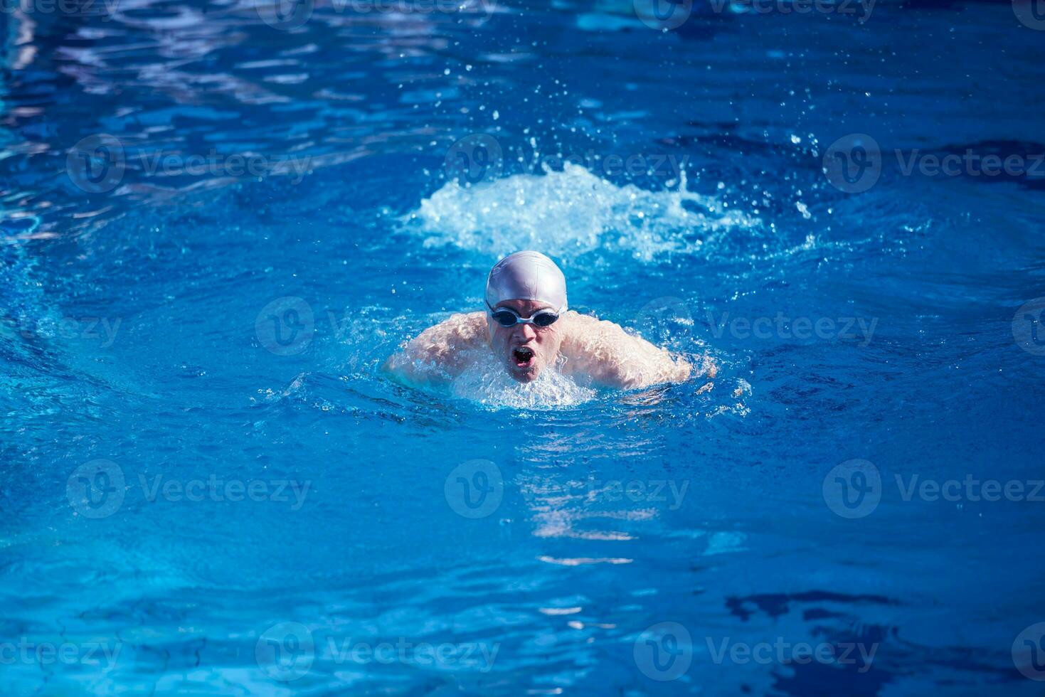 ejercicio de nadador en piscina cubierta foto