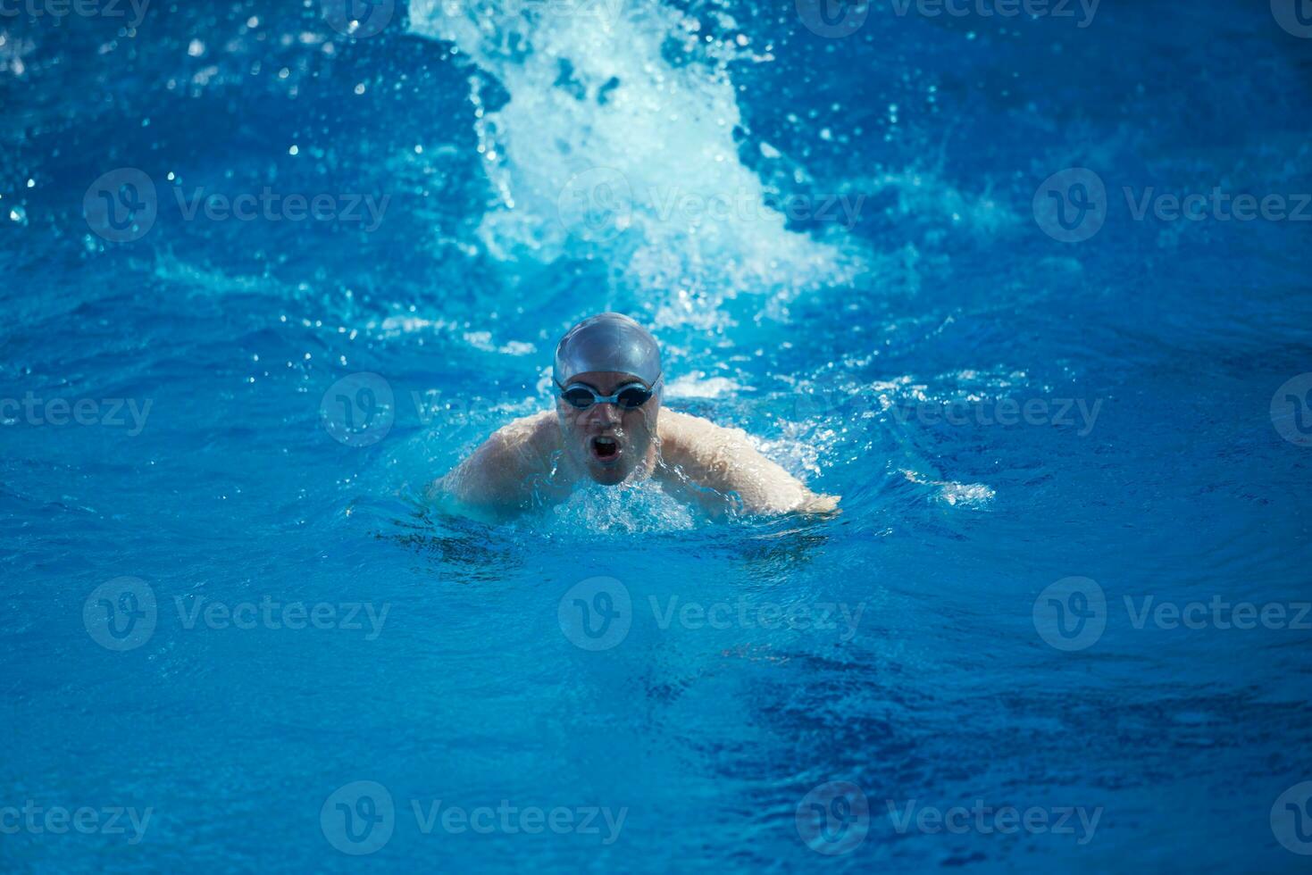 ejercicio de nadador en piscina cubierta foto